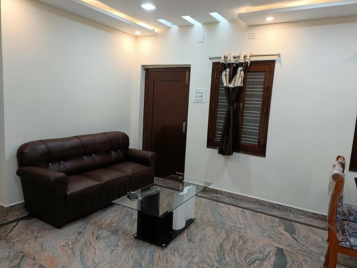 Four Seasons Home Stay 티루파티 외부 사진